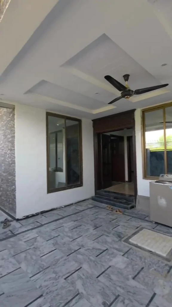 D-Block House 439 – frame at 0m13s (convert.io)