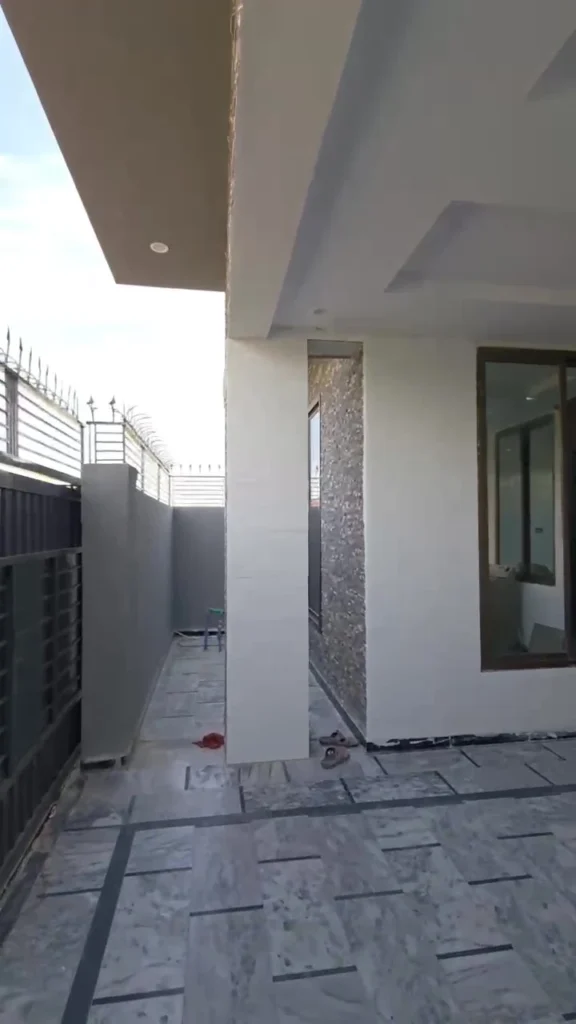 D-Block House 439 – frame at 0m14s (convert.io)