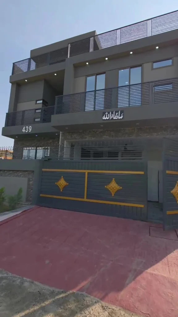 D-Block House 439 – frame at 0m9s (convert.io)