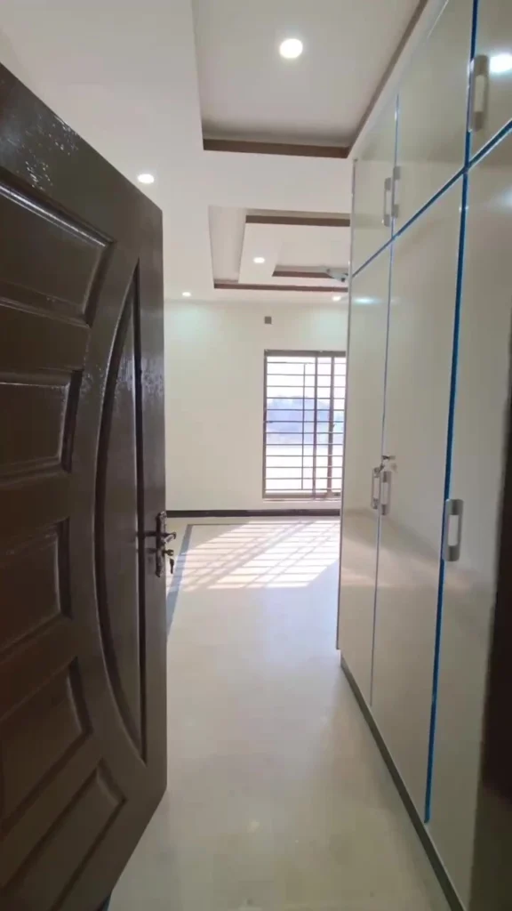 D-Block House 439 – frame at 1m49s (convert.io)