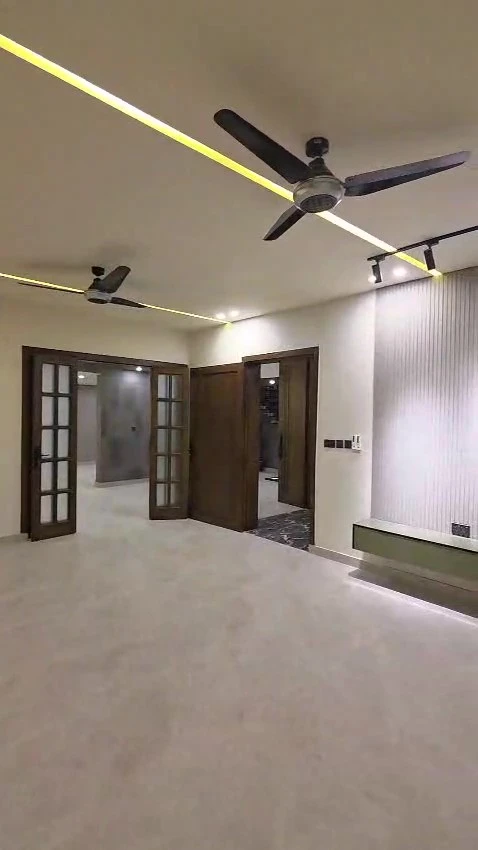 WhatsApp Video 2025-10-17 at 22.56.09_0e1fa043 – frame at 0m32s (convert.io)